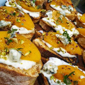 Perzik-kaasbruschetta met honing