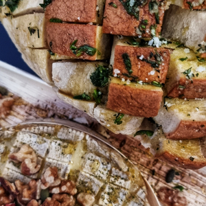 Camembert met kruidenbrood