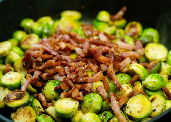 Spruiten met spekjes uit de wok