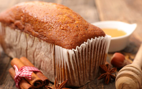 Gembercake met gegrilde perziken